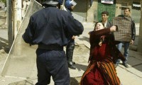 إنتقال الإحتجاجات إلى عاصمة الجزائر وقوات القمع تعتقل وتلفق التهم للمحتجين وتمارس التخويف
