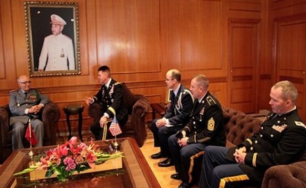 المفتش العام للقوات المسلحة الملكية يستقبل رئيس أركان الجيش البري الفرنسي بتعليمات من الملك