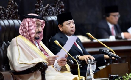 الملك السعودي سلمان بن عبد العزيز يدعو من إندونيسيا لمواجهة الإرهاب