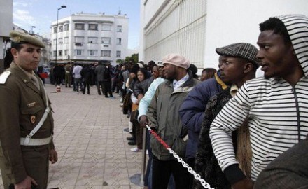 إشادة بمبادرة المغرب لتسوية وضعية المهاجرين وتنديد بطردهم من الجزائر