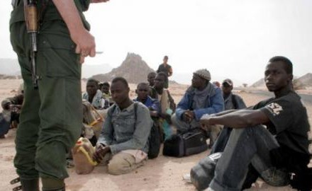 الجزائر الفرنسية تمارس عمليةَ إصطيادٍ لللاجئين الأفارقة لطردهم نحو بلدانهم الأصلية