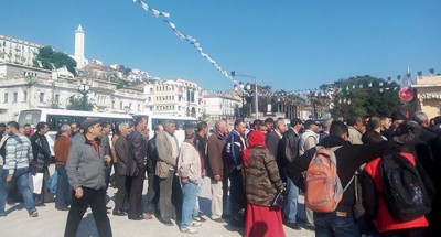مهزلة:جزائريون يبكون فرحا لحصولهم على بطاطا مدعمة ،وحرب المشلولة مستمرة ضد البطاطا