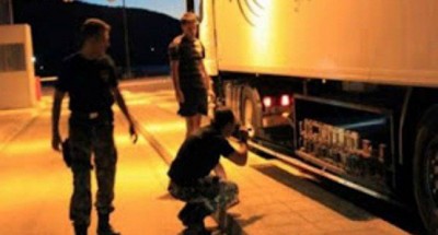 طفل حراڤ جزائري يختبئ داخل عجلة شاحنة لدخول اليونان.