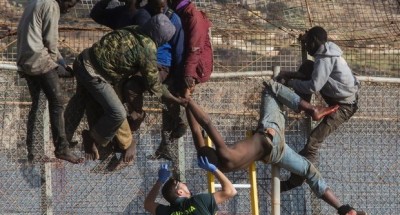 مئات المهاجرين الأفارقة يقتحمون سياج مدينة مليلية المحتلة (+ فيديو)