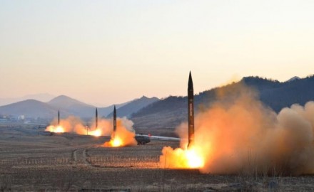 كوريا الشمالية تتحدى أمريكا وتطلق صاروخا بالستيا جديدا